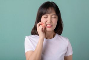 what causes tooth sensitivity and pain